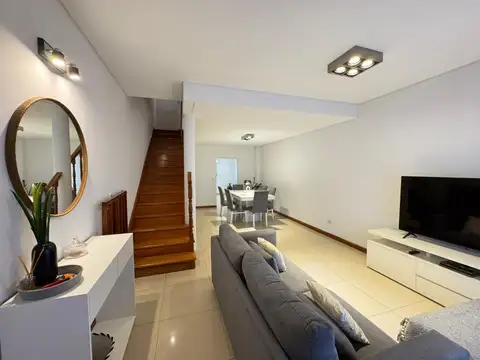 Triplex de 5 Ambientes con Patio y Cochera. Excelente estado.