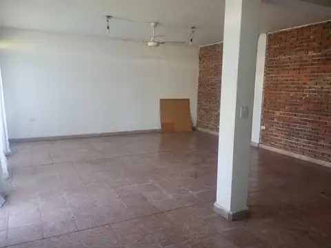 Casa 6 ambientes con 1 baño