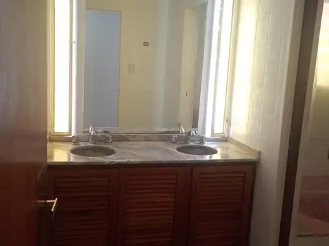 Casa en Alquiler con 1 cochera