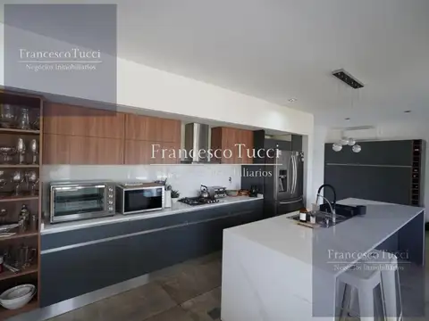 Casa en Venta con 2 cocheras