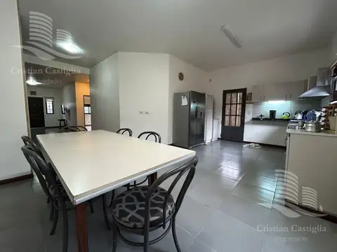 Casa de 2 Plantas con Jardin a la Venta / Boulogne - San Isidro