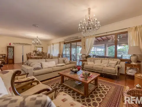 Casa 8 ambientes con 4 baños