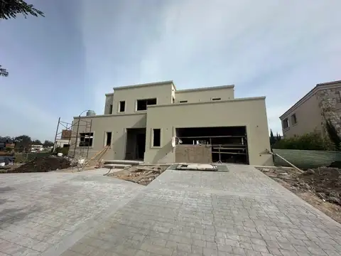 Casa estilo moderno en el barrio privado Casonas del Haras