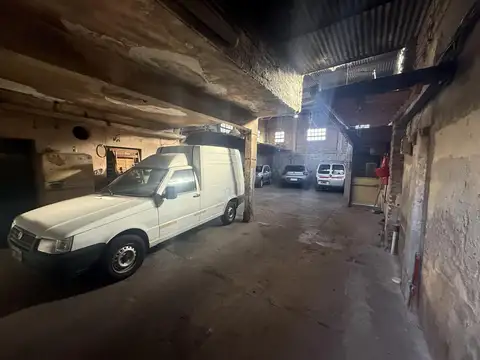 Casa a refaccionar con galpon amplio alquilado para cocheras