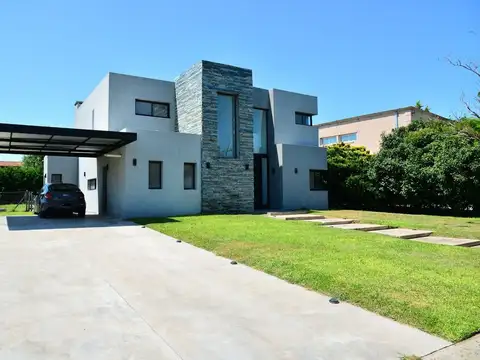 Casa en Venta con 4 cocheras