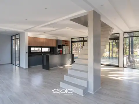 Casa 7 ambientes con 6 baños
