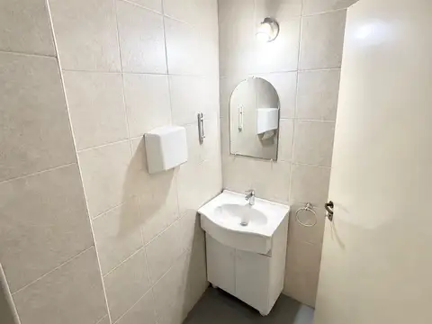 Oficina 5 ambientes con 3 baños