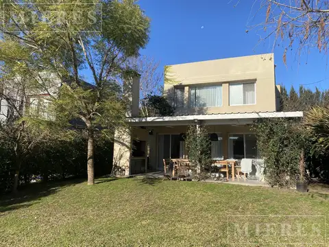 Casa en Alquiler con 2 cocheras