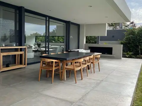 Casa en Alquiler Temporal con 2 cocheras