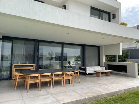 Casa 7 ambientes con 5 baños