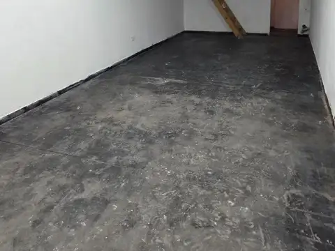 MUY BUEN LOCAL C/ENTREPISO Y BAÑO!
