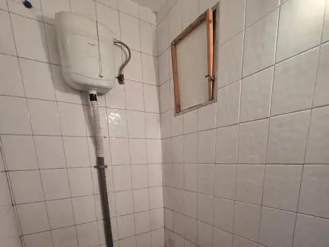 MUY BUEN LOCAL C/ENTREPISO Y BAÑO!