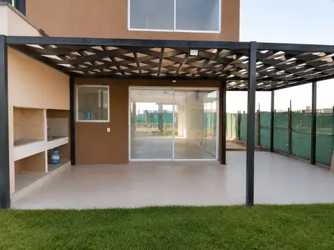 Casa en Alquiler con 2 cocheras