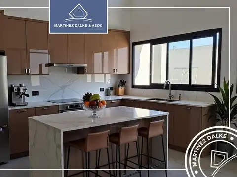 Casa en Venta con 2 cocheras