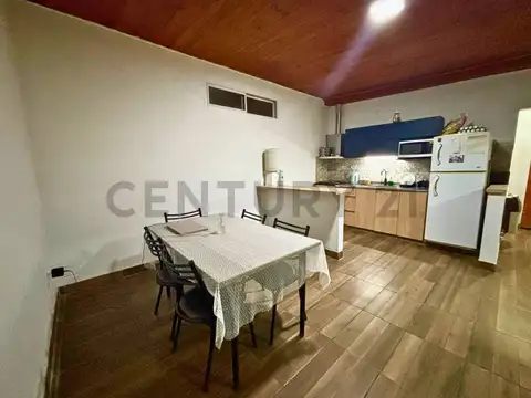 Venta Casa de 2 Dormitorios con jardín y cochera en Pérez