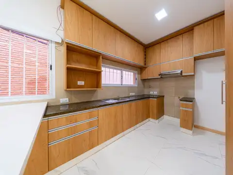Casa 5 ambientes con 3 baños