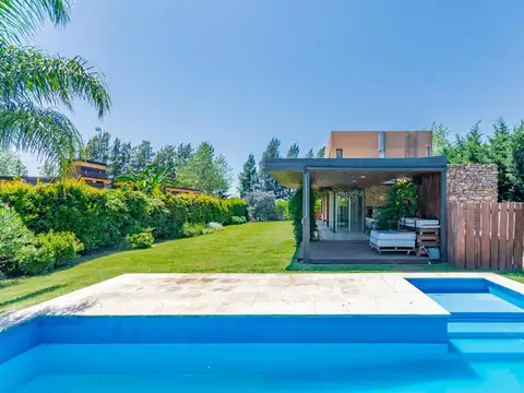 Casa 3 dormitorios con pileta y jardin - Barrio cerrado Puerto Roldan
