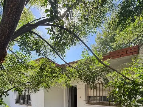 CASA EN VENTA EN PERGAMINO A REFACCIONAR CON PATIO