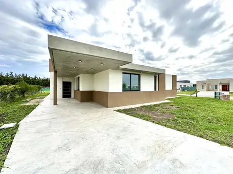 Casa en venta 4 ambientes en una planta, Barrio privado San Felipe,Canning