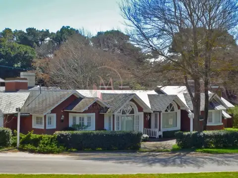 Encantadora casa en Av. del libertador Pinamar zona Golf a metros del mar