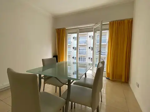 Departamento de dos ambientes a la calle con balcon saliente