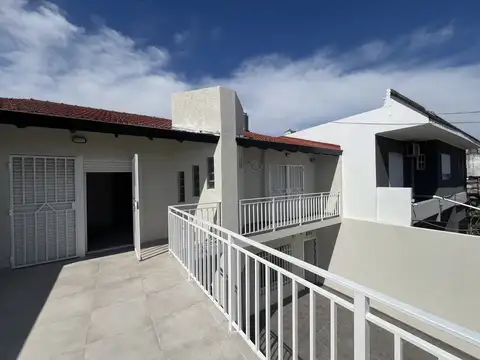 Depto T/Casa 2 amb al frente con balcón y amplio patio terraza