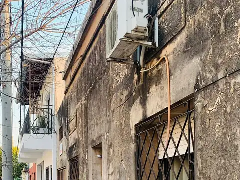 CASA CENTRICA CON GARAGE EN VENTA