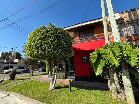 OPORTUNIDAD! VENTA CASA + DOS DEPARTAMENTOS CON RENTA