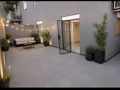 Departamento de 2 ambientes con patio aterrazado en venta en Pompeya