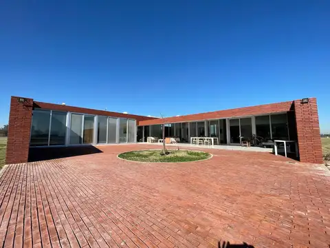 Casa 5 ambientes con 4 baños