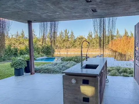 Casa en Alquiler con 2 cocheras
