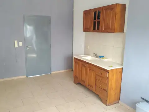 1° Piso por escalera, con terraza compartida.-