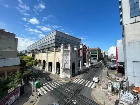 Excelente Lote Propio en Esquina frente a Shopping Abasto con Construcción de Aprox. 540 m2