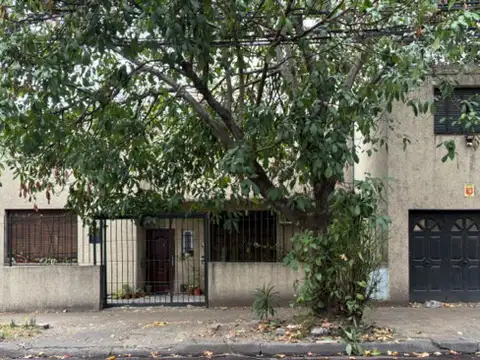 Casa de 4 ambientes en lote propio con garage — San Martín Centro