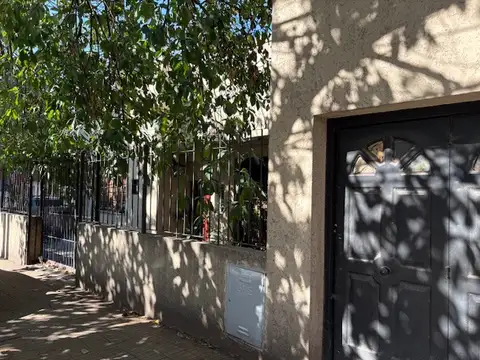 Casa de 4 ambientes en lote propio con garage — San Martín Centro
