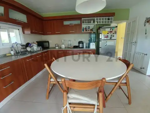 Casa 6 ambientes con 2 baños