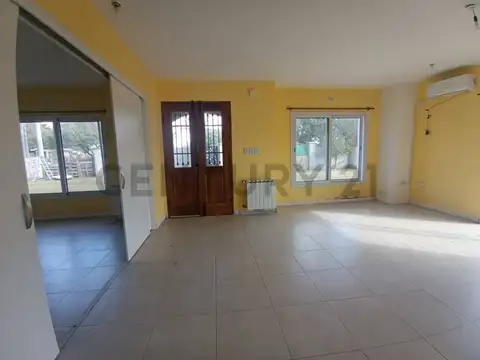 Casa en Alquiler con 2 cocheras