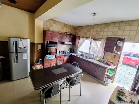 Casa 6 ambientes con 2 baños