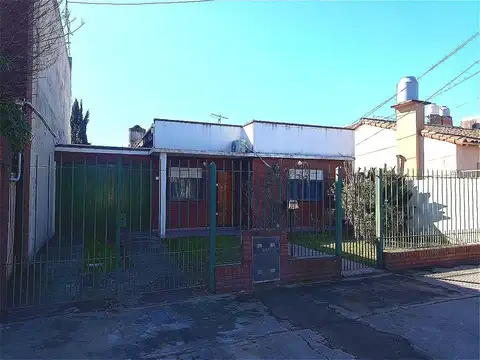 Venta casa 3 ambientes cochera y fondo-Apto Credito- Quilmes Oeste