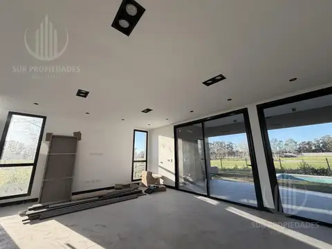Casa 5 ambientes con 4 baños