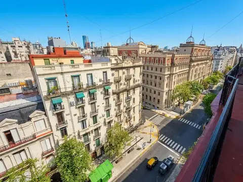 Venta Tribunales Semipiso 3 Ambientes al Frente con balcón. Edificio de estilo.