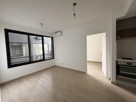 Amplio monoambiente con amenities e instalación para lavarropas en Caballito