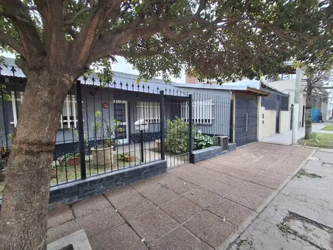 Casa de 2 dormitorios con cochera patio y terraza en alquiler Pasaje Cosgrove 1900 Rosario