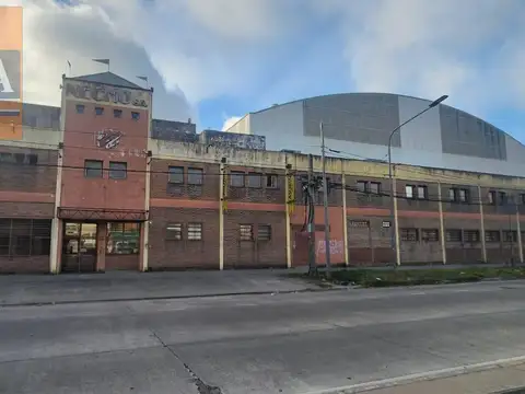 Galpón Comercial / Logístico de 5.500 m² c/ Red Hidrante-Oficinas-baños y vestuarios - Loma Hermosa