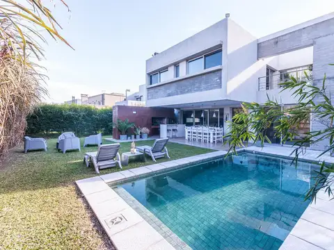 VENTA CASA 5 AMB CON PISCINA Y FONDO BARRIO NUEVO QUILMES