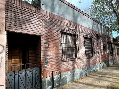 Casa en esquina con local comercial San Isidro