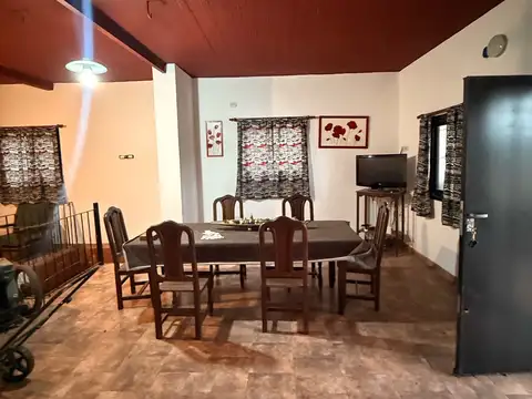 Campo con Casa y Forestación en arroyo seco