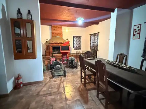 Campo con Casa y Forestación en arroyo seco