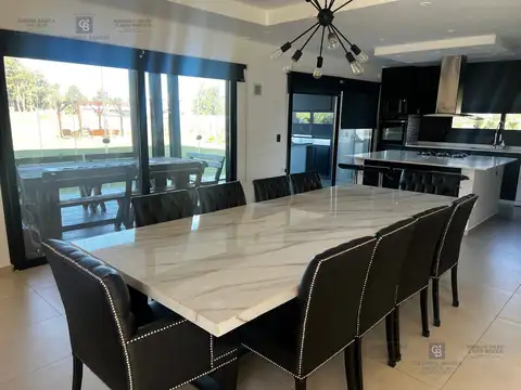 Casa en Alquiler con 2 cocheras