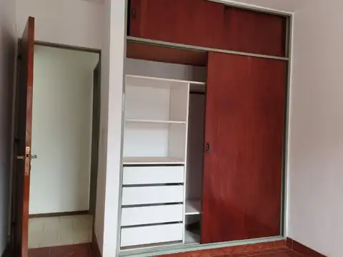 Planta baja al frente 1 dormitorio con placard, living comedor, cocina comedor y Lavadero